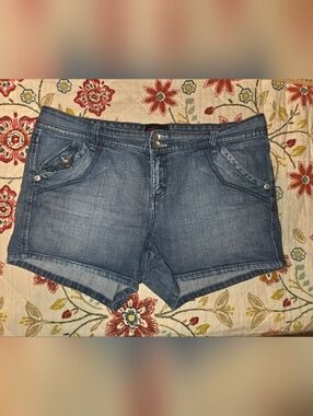 Torrid women's plus size denim shorts size 18